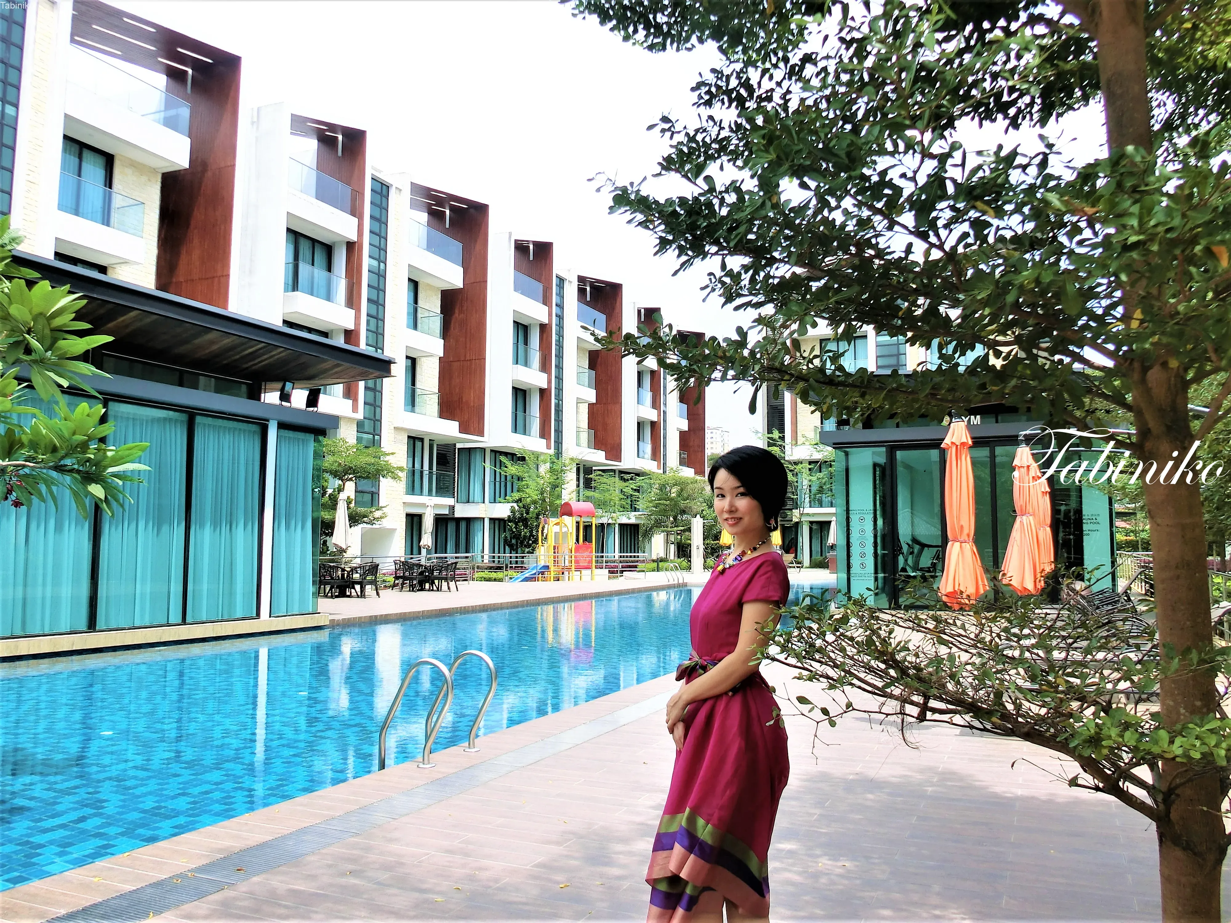 Tropical Villa Serviced Suite in Seri Kembangan 斯里肯邦安的漂亮的房子 中庭院边的游泳池 豪华的一天